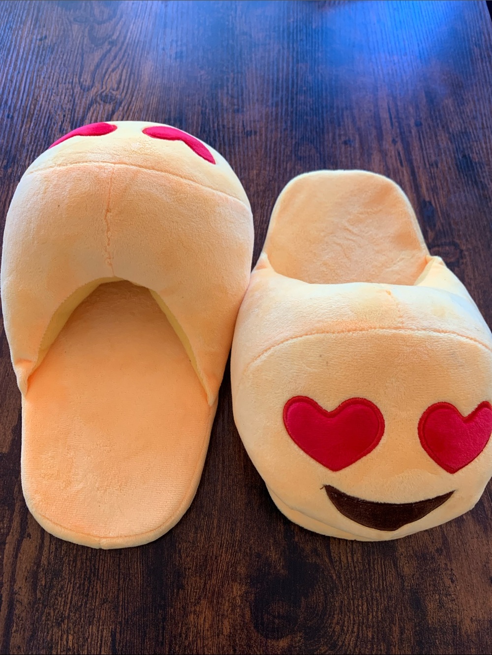 Plush Heart Eyes Emoji One-Piece Slippers - Yellow